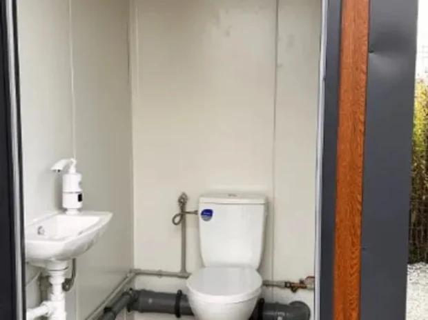 Contenedor sanitario con 3 cabinas WC - Imagen 4