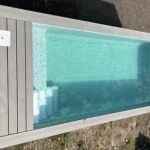 Piscina tipo contenedor de 6 metros (20 pies), color gris antracita, con función de natación a chorro.